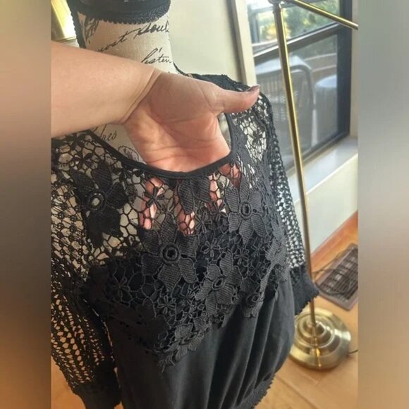 Sakura top size XS black with floral mesh around the shoulder and collar - Picture 4 of 9